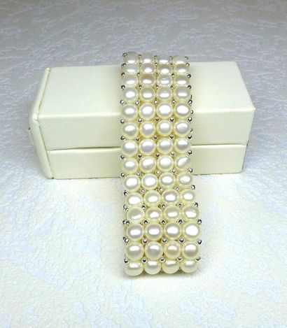 Un bracelet 4 rangs en perles de culture...