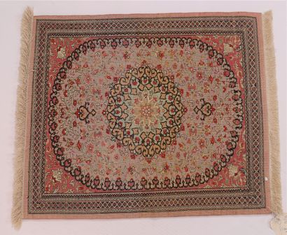 
FIN TAPIS GHOUM EN SOIE (Iran) 




Velours,...