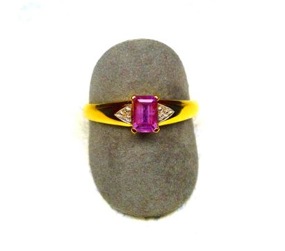 Bague or bicolore sertie d'une pierre rose...