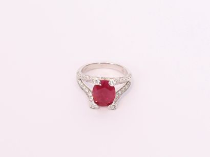 Belle bague or blanc centrée d'un rubis ovale...