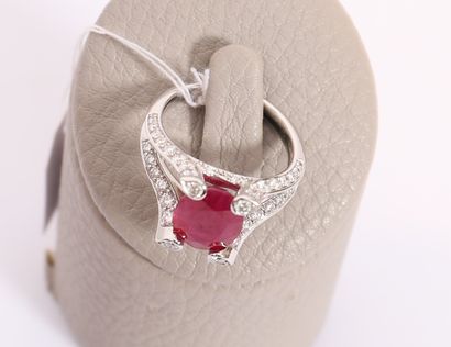 Belle bague or blanc centrée d'un rubis ovale...