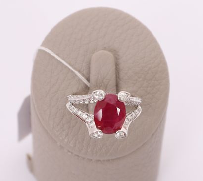 Belle bague or blanc centrée d'un rubis ovale...