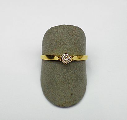 Solitaire or jaune serti 4 griffes d'un diamant...