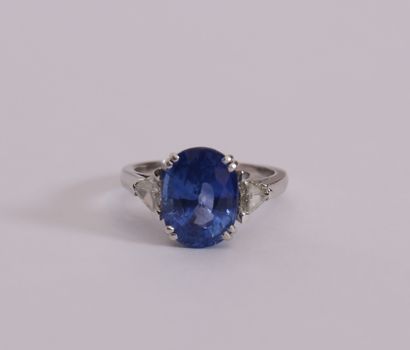 Splendide bague en or blanc centrée d'un...