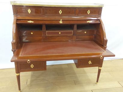 VERY ELEGANT CYLINDER DESK In mahogany and...