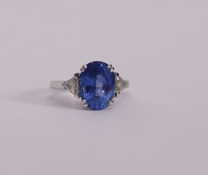 Splendide bague en or blanc centrée d'un...