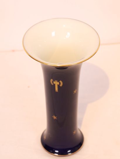 VASE CORNET EN PORCELAINE DE SEVRES à fond...