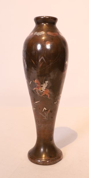 CHARMANT PETIT VASE EN BRONZE NIELLE à décor...