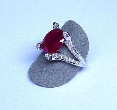 Belle bague or blanc centrée d'un rubis ovale...