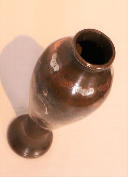 CHARMANT PETIT VASE EN BRONZE NIELLE à décor...