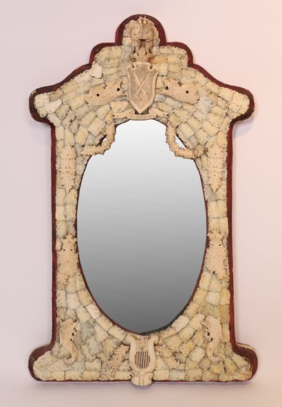TRES BEAU ET IMPRESSIONNANT MIROIR EN OS...
