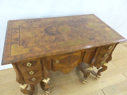 BUREAU MAZARIN EN OLIVIER MARQUETE ET TEINTE...