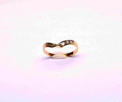 Yellow gold ring with 3 diamonds. Gold 1...