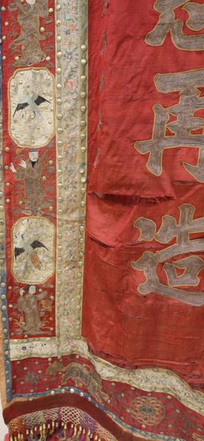 TENTURE CHINOISE EN SOIE, bouton de cuivre...