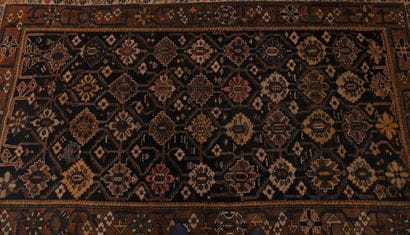 
ANCIEN TAPIS KOUBA (Caucase) 




Caractéristiques...
