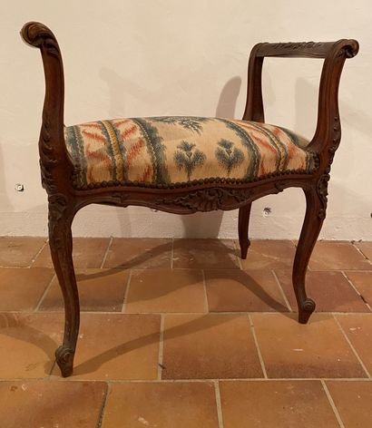 PETITE BANQUETTE DE SALON EN NOYER MASSIF

Epoque...