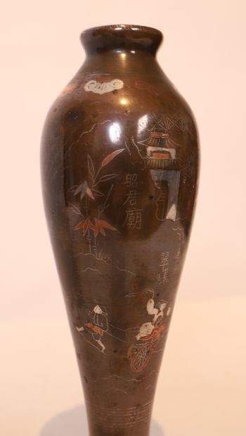 CHARMANT PETIT VASE EN BRONZE NIELLE à décor...