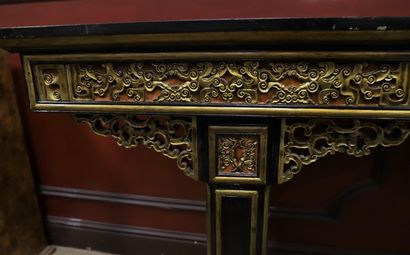 IMPORTANTE CONSOLE CHINOISE.

En bois mouluré...