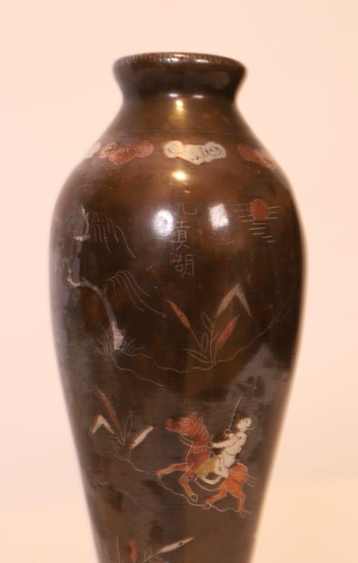 CHARMANT PETIT VASE EN BRONZE NIELLE à décor...