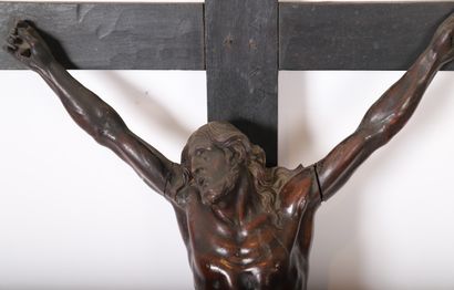 IMPORTANT ET MAGNIFIQUE CRUCIFIX EN BOIS...