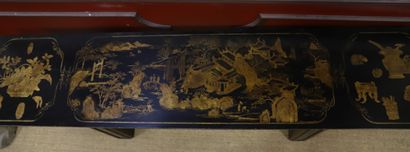 IMPORTANTE CONSOLE CHINOISE.

En bois mouluré...