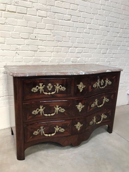 JOLI ET IMPOSANTE COMMODE REGENCE EN PLACAGE...