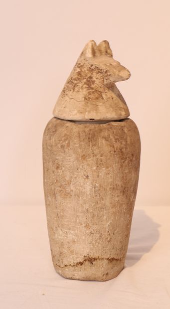 VASE CANOPE EN CALCAIRE FERME PAR UN BOUCHON...