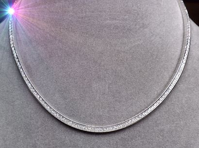 Necklace in white gold set with 195 diamonds...