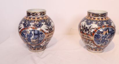 JOLIE PAIRE DE VASES EN PORCELAINE DE BAYEUX

De...
