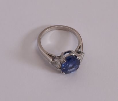 Splendide bague en or blanc centrée d'un...