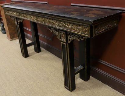 IMPORTANTE CONSOLE CHINOISE.

En bois mouluré...