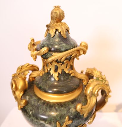 PAIR OF CASSOLETTES ROCAILLE 19th century

In...