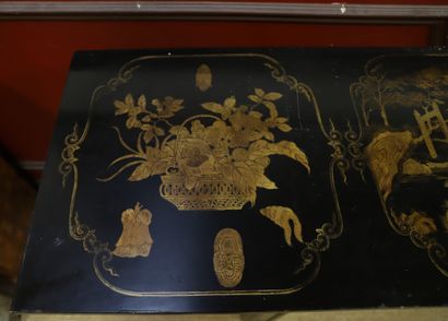 IMPORTANTE CONSOLE CHINOISE.

En bois mouluré...