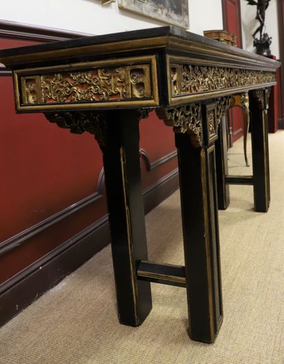 IMPORTANTE CONSOLE CHINOISE.

En bois mouluré...