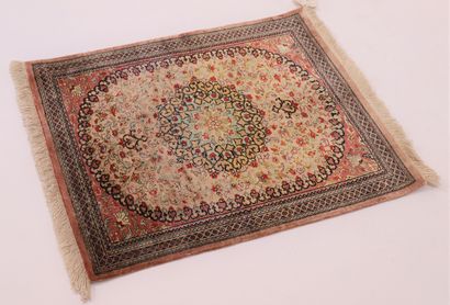 
FIN TAPIS GHOUM EN SOIE (Iran) 




Velours,...