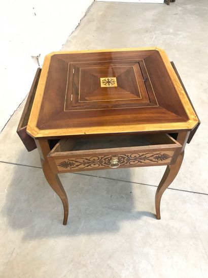 CHARMING LITTLE GAME TABLE IN VENEER

It...
