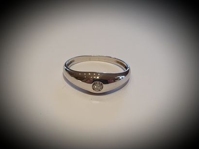 Charming white gold ring set with a 0.10...