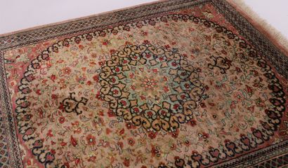 
FIN TAPIS GHOUM EN SOIE (Iran) 




Velours,...