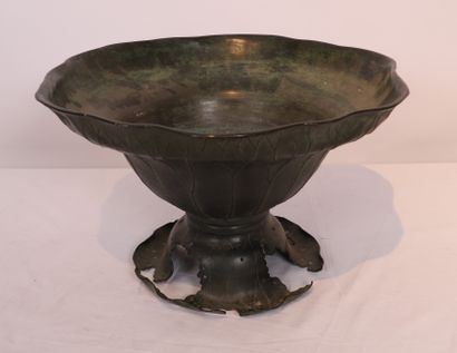 IMPORTANTE ET BELLE COUPE EN BRONZE PATINE...