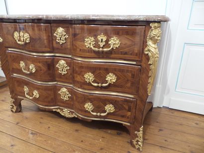TRES BELLE COMMODE D'ILE DE FRANCE DE FORME...
