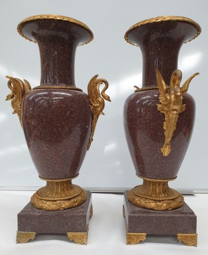 TRES BELLE PAIRE DE VASES DE FORME BALUSTRE...