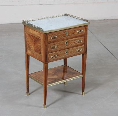 SMALL TABLE MARKED LOUIS XVI

In marquetry...