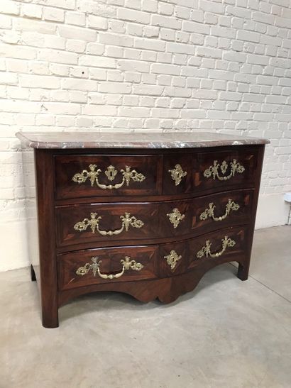 JOLI ET IMPOSANTE COMMODE REGENCE EN PLACAGE...