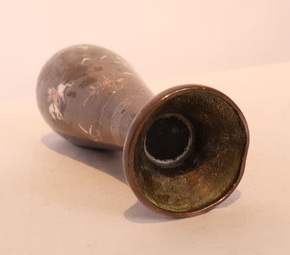 CHARMANT PETIT VASE EN BRONZE NIELLE à décor...