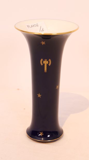 VASE CORNET EN PORCELAINE DE SEVRES à fond...