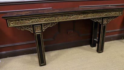 IMPORTANTE CONSOLE CHINOISE.

En bois mouluré...