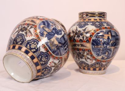 JOLIE PAIRE DE VASES EN PORCELAINE DE BAYEUX

De...