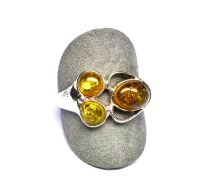 Ring in silver decorated with 3 stones of...