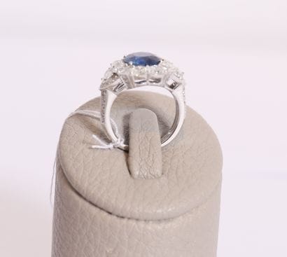Bague or blanc centrée d'un saphir coussin...