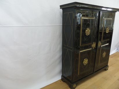 MAGNIFIQUE ET IMPORTANTE ARMOIRE EN EBENE...